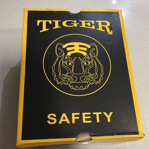 Brand new safety boots for sale - Picture 2 of 2